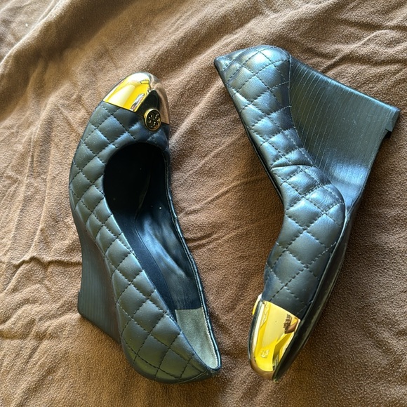 Preowned rare Tory Burch Navy Quilted Wedges 11 M. - Picture 4 of 12
